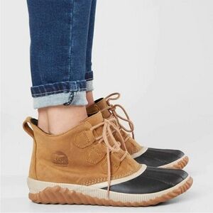 Sorel Boots Out N About waterproof duck boots leather upper EUC